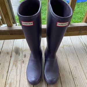Purple hunter boots
Barely worn
Some rain spots
Great condition 
Uk 5
Us 7